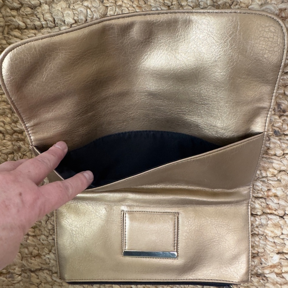 Gold and Black metallic Clutch - Picture 5 of 7